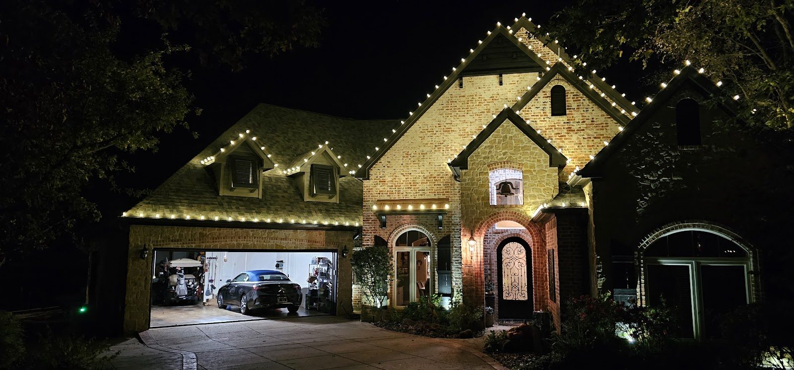 Warm white Christmas roofline with wreath